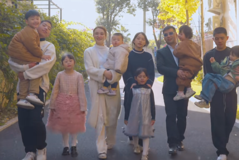 中國網紅夫妻結婚13年共生下9名子女。（翻攝趙萬龍抖音）