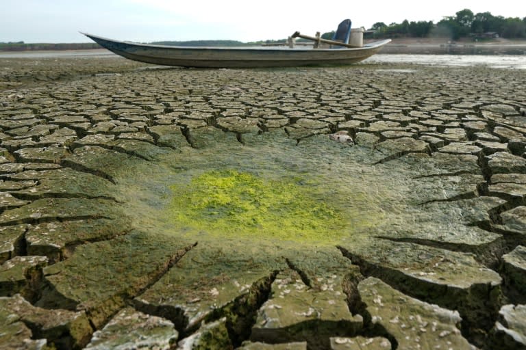 Un barco yace en un embalse seco en la provincia meridional de Vietnam, Dong Nai, el 30 de abril de 2024 (STR)