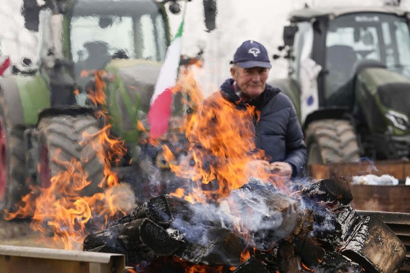 Un agricultor en una autopista a la altura de Melegnano, cerca de Milán, febrero de 2024