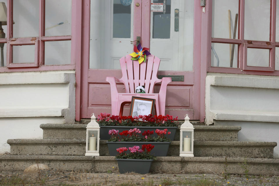 Ofrendas colocadas fuera de la antigua casa de Sinéad O'Connor antes del funeral de la cantante en Bray, en el condado de Wicklow, Irlanda el martes 8 de agosto de 2023. (Liam McBurneyPA vía AP)