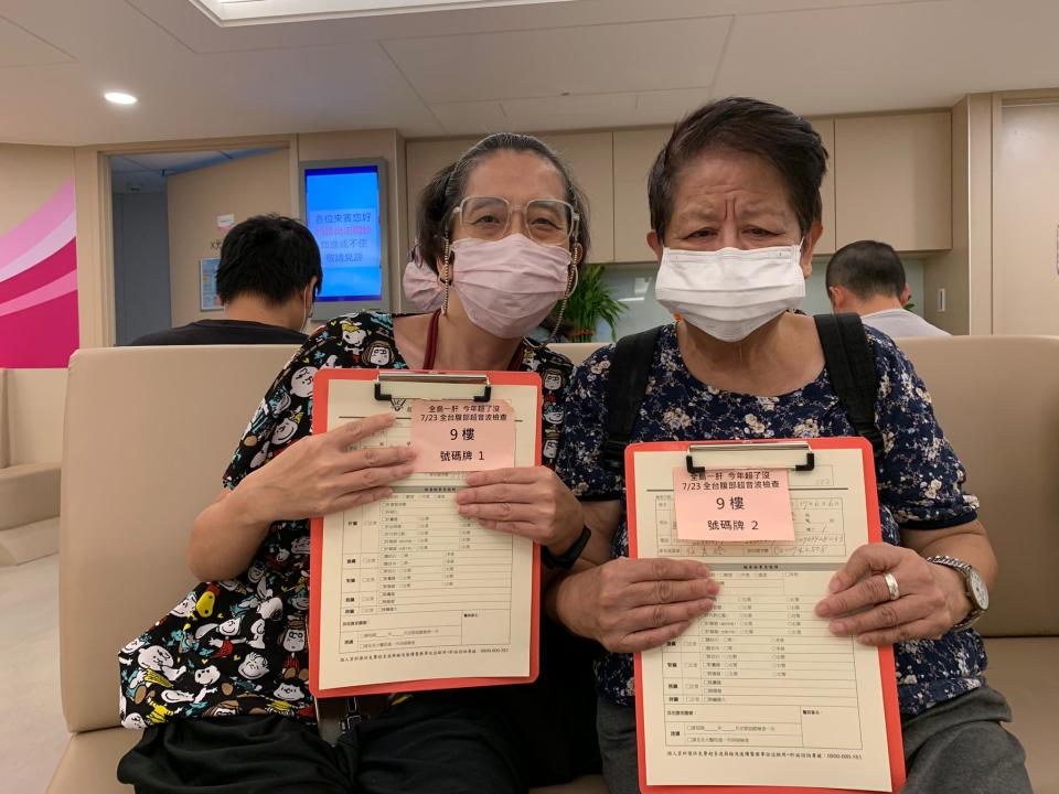 75歲任女士與51歲彭女士是母女，一大清早6時15分就趕搭基隆第一班客運到台北。（圖：肝病防治學術基金會提供）