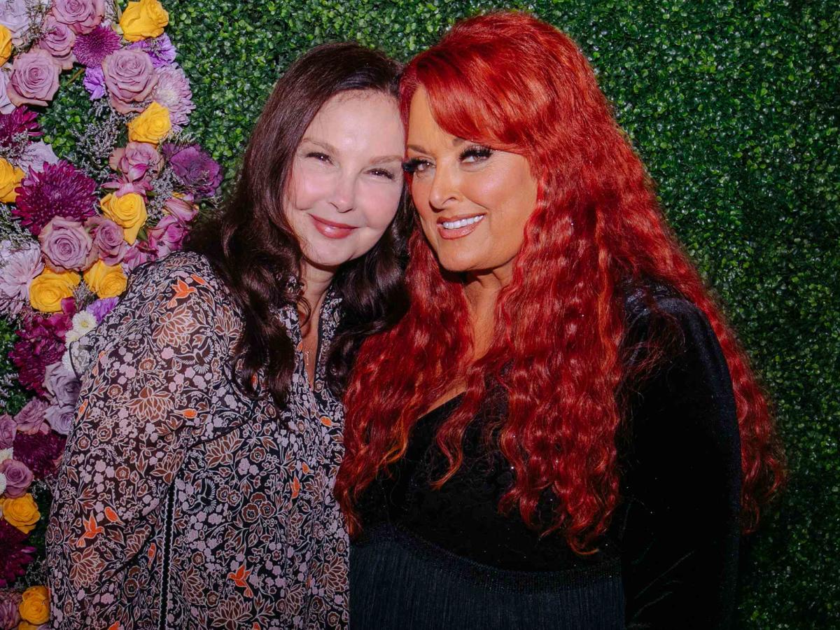 Wynonna Judd And Ashley Judd All About The Famous Sisters And Their Sibling Bond Yahoo Sport 