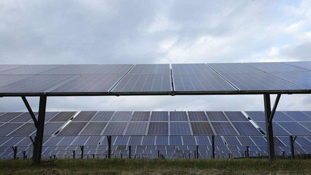 Solar panels at the DTE O'Shea Solar Park at work in Detroit in November 2022. <a href="https://newsroom.ap.org/detail/MichiganCOP27ClimateSummit/998d530863cf46989bab44e2dc8fbc82/photo?Query=DTE%20O%27Shea%20Solar%20Park&mediaType=photo&sortBy=&dateRange=Anytime&totalCount=8&currentItemNo=1" rel="nofollow noopener" target="_blank" data-ylk="slk:AP/ Paul Sancya;elm:context_link;itc:0;sec:content-canvas" class="link ">AP/ Paul Sancya</a>