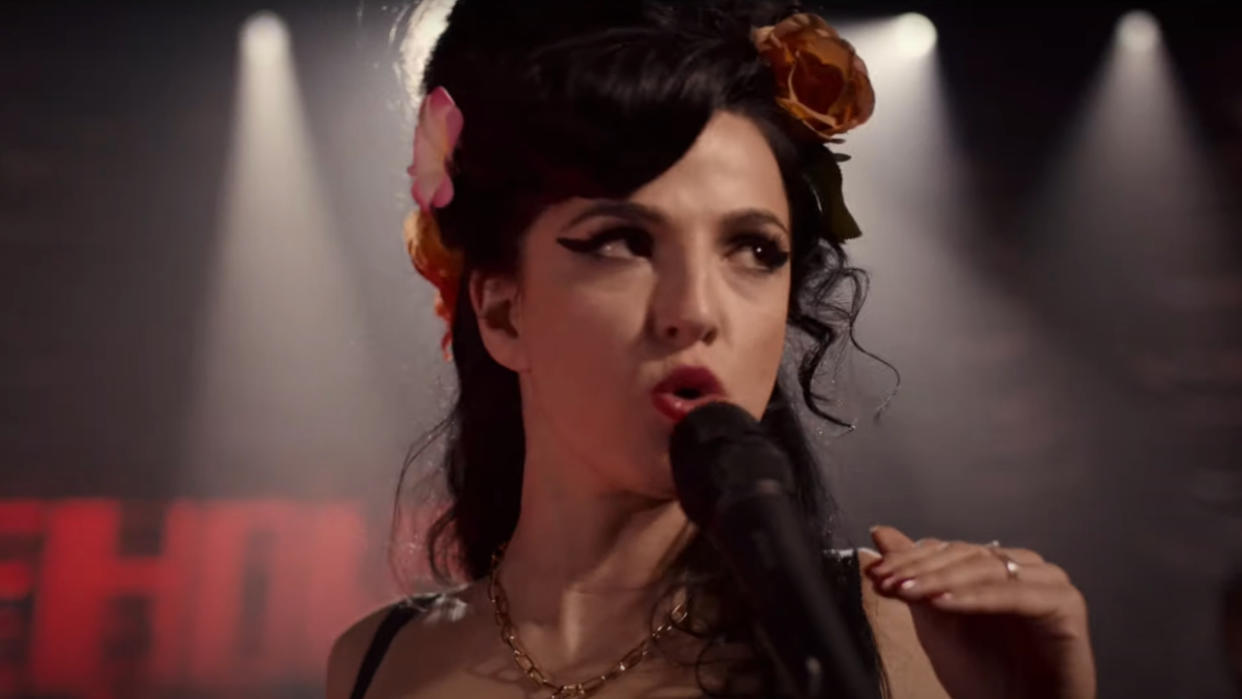  Marisa Abela singing during a concert as Amy Winehouse in Back To Black. 