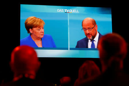 Journalists watch a TV debate between German Chancellor Angela Merkel of the Christian Democratic Union (CDU) and her challenger Germany's Social Democratic Party SPD candidate for chancellor Martin Schulz in Berlin, Germany, September 3, 2017. REUTERS/Fabrizio Bensch