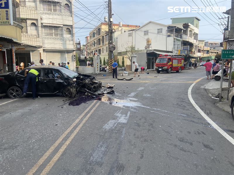 蘇男駕駛的自小客車，因為自撞車頭幾乎全毀。（圖／翻攝畫面）