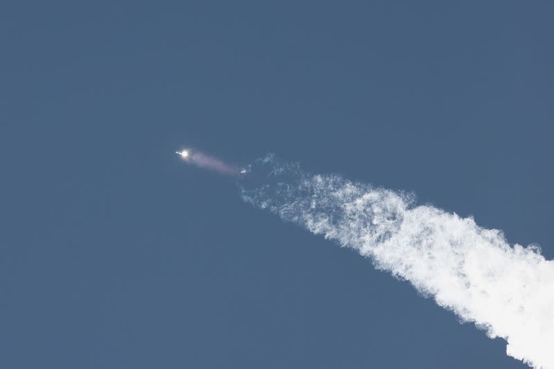 La nave de nueva generación Starship de SpaceX despega de la plataforma de lanzamiento, cerca de Brownsville