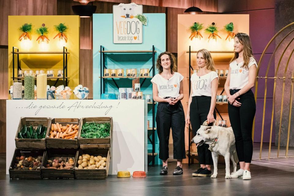 Lisa Walther (l.), Tessa Zaune-Figlar (m.) und Valerie Henssen aus München wollen den Hundefuttermarkt revolutionieren. (Bild: MG RTL D / Bernd-Michael Maurer)