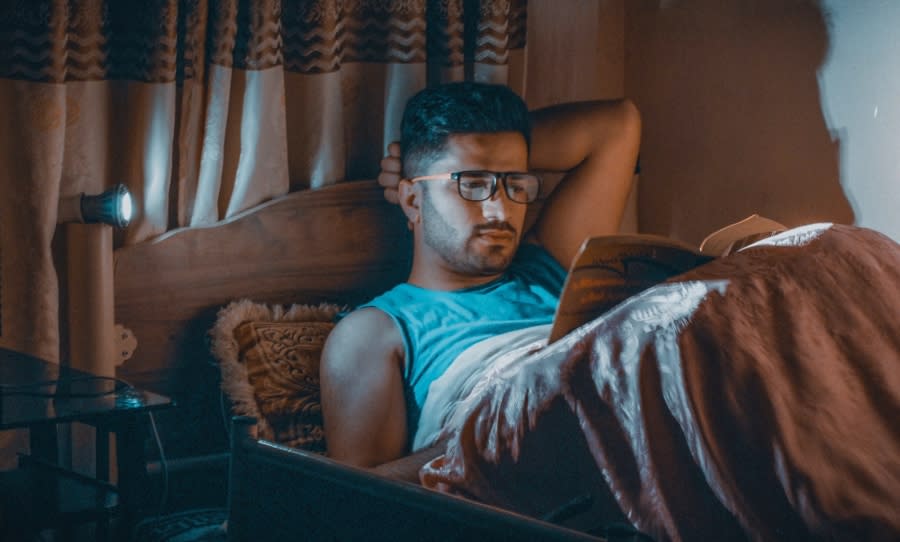 READ-BED-MAN 圖/awar kurdish on Unsplash