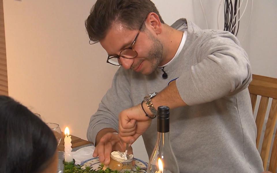 Die Apfelmus-Sahne-Torte im Glas ist eine schöne Idee, nur leider geht der Boden nicht raus.
 (Bild: RTL)