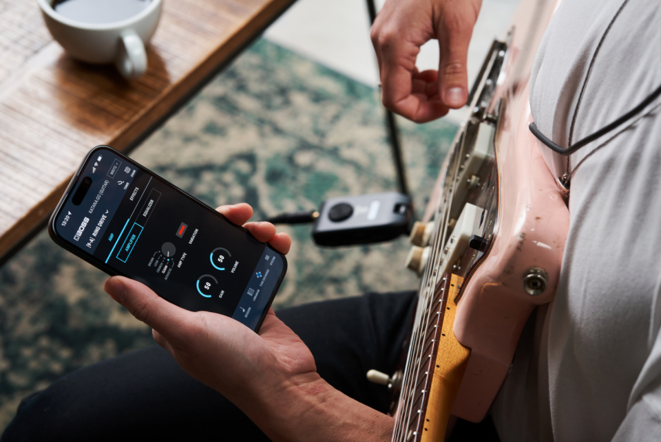 Un guitarrista usando la aplicación móvil. 