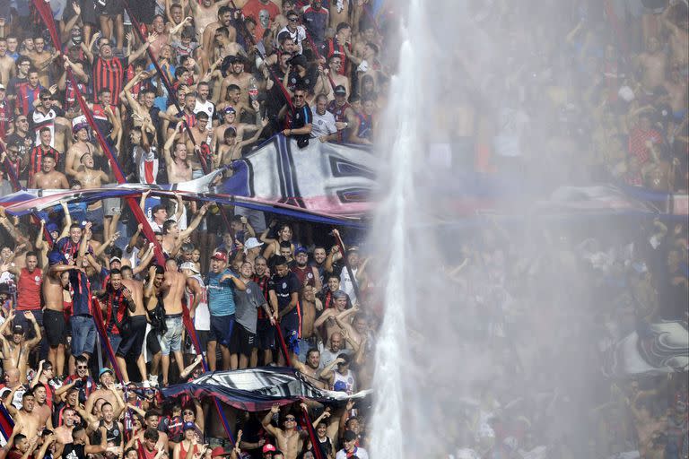 En el Nuevo Gasómetro hubo calor por el sol y por el enojo de la gente contra la dirigencia; el 1-0 inicial contra Arsenal en la Liga Profesional fue como un chorro de agua fresca.