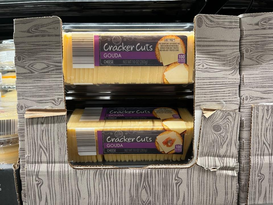 Cracker cuts Gouda at Aldi.