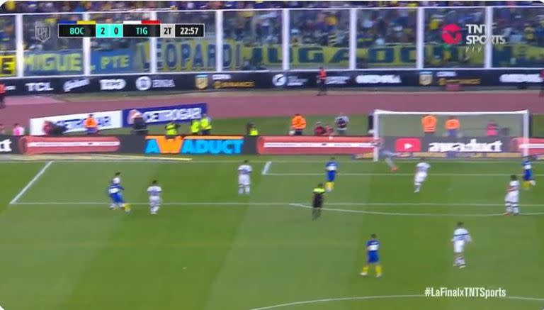 Fabra ya remató y la pelota se metió en el ángulo, en el primer palo de Marinelli. Golazo del lateral de Boca