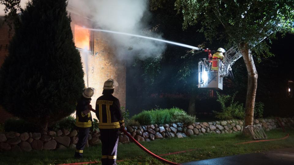 Ein Brand richtet schnell großen Schaden an. Dieses Risiko kann man mit einer Wohngebäude- und Hausratversicherung abdecken.