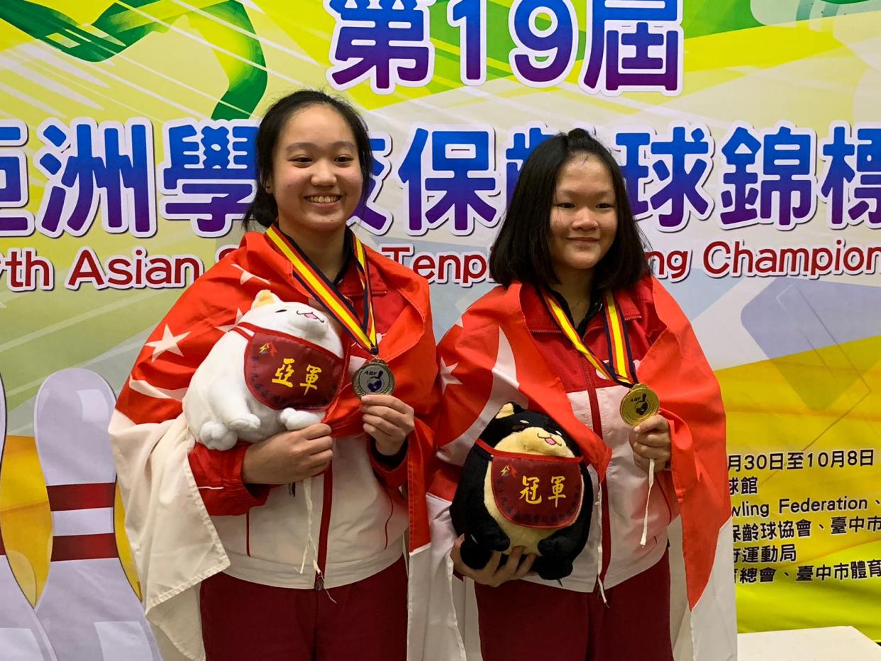 Singapore winners Arianne Tay (silver, left) and Shin Zong Yi (gold) at the 19th Asian School Tenpin Bowling Championships in Taichung, Taiwan, on 2 October, 2018 (Photo: Singapore Bowling Federation)