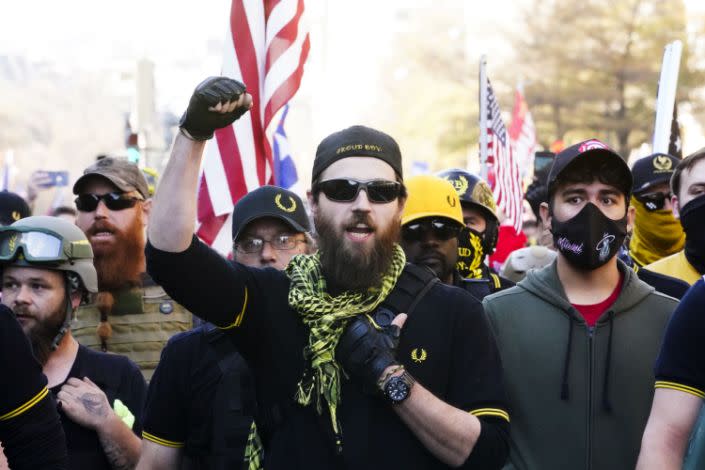 Personas que se identifican a sí mismas como integrantes de los Proud Boys se unen a seguidores del presidente Trump el sábado en Washington D. C. (Jacquelyn Martin / AP).