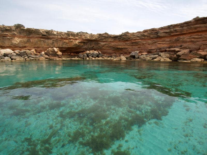 Kaltes, klares Wasser: Wer hier im April ins Meer steigt, gehört zu den hartgesottenen Schwimmern. Foto: Stefan Weißenborn