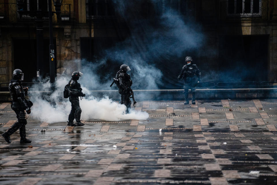 Policía antidisturbios durante el paro nacional contra el gobierno en Bogotá. (Federico Rios/The New York Times)