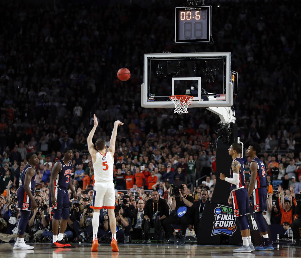 Virginia's Kyle Guy (5) shoots the last free throw to defeat Auburn 63-62 during the second half in the semifinals of the Final Four NCAA college basketball tournament, Saturday, April 6, 2019, in Minneapolis. (AP Photo/Jeff Roberson)