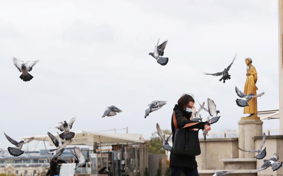 30 ottobre: primo giorno del nuovo lockdown in Francia, il secondo dopo quello primaverile per tentare di frenare l’impennata dei contagi da coronavirus. A Parigi non si vede quasi nessuno in giro. (Photo by Gao Jing/Xinhua via Getty)