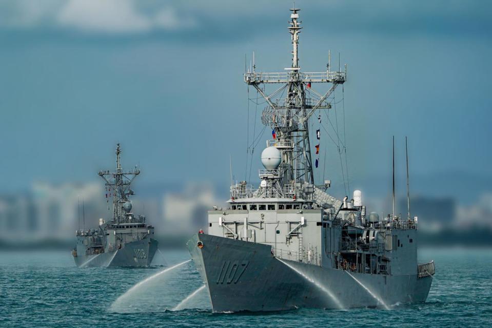 艦艇編隊執行備戰進出港，模擬通過雷區。   圖：翻攝中華民國海軍臉書