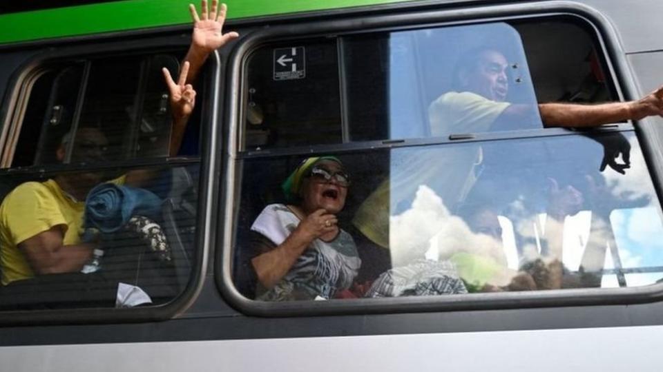 Manifestantes em ônibus para Brasília