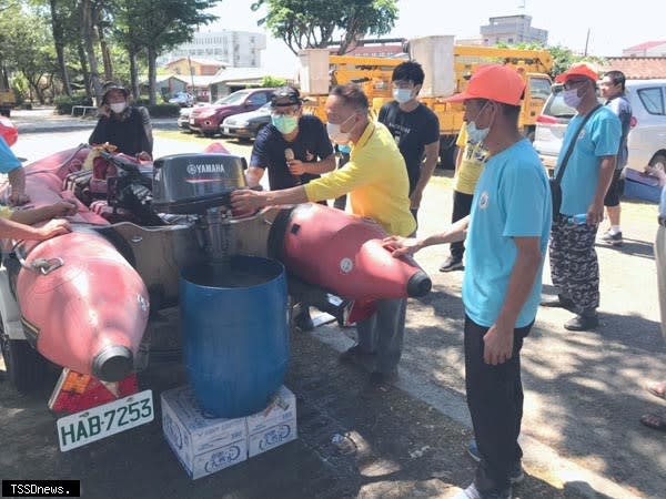 南市消防局第一救災救護大隊於天鵝湖辦理管筏膠筏操作人員教育訓練，透過實際操作熟練使用及維護要領，救災也能確保自身安全。（記者李嘉祥攝）