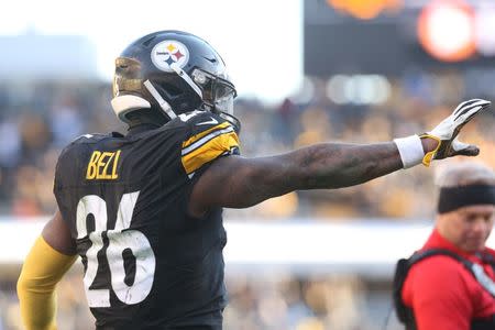 FILE PHOTO: Jan 14, 2018; Pittsburgh, PA, USA; Pittsburgh Steelers running back Le'Veon Bell (26) celebrates after catching a touchdown pass against the Jacksonville Jaguars during the third quarter in the AFC Divisional Playoff game at Heinz Field. Mandatory Credit: Geoff Burke-USA TODAY Sports/File Photo