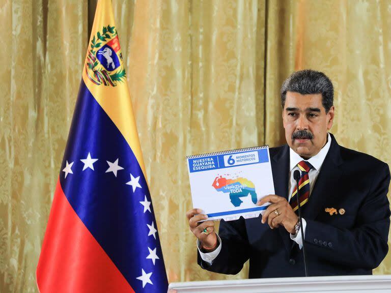 Nicolás Maduro, Presidente de Venezuela, muestra un folleto sobre el territorio del Esequibo. Jhonn Zerpa/Prensa Miraflores/dpa