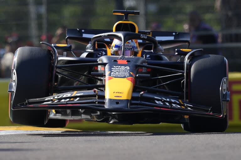 El modelo RB20 con el que Max Verstappen lidera la temporada 2024 de la Fórmula 1; con el neerlandés en la butaca y el tanque lleno combustible, el auto pesa 908 kilos