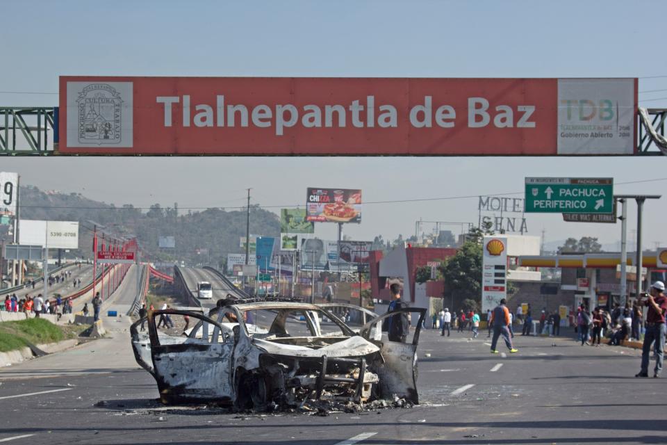 MEX20. SAN JUAN IXHUATEPEC (MÉXICO), 12/11/2018.- Vista del cierre de la autopista México-Pachuca, en el estado de México (México), por parte de un grupo de manifestantes que denunciaban un operativo policial en la localidad de San Juan Ixhuatepec, en el municipio de Tlalnepantla, causando caos vial y largas horas de fila tras más de siete horas de bloqueo. Las patrullas fueron emboscadas por taxistas y otros pobladores, quienes agredieron físicamente a varios policías, uno de los cuales fue hospitalizado. El altercado fue creciendo con la participación de más pobladores de la zona, explicó el secretario de Seguridad Pública de Ciudad de México, Raymundo Collins. EFE/STR