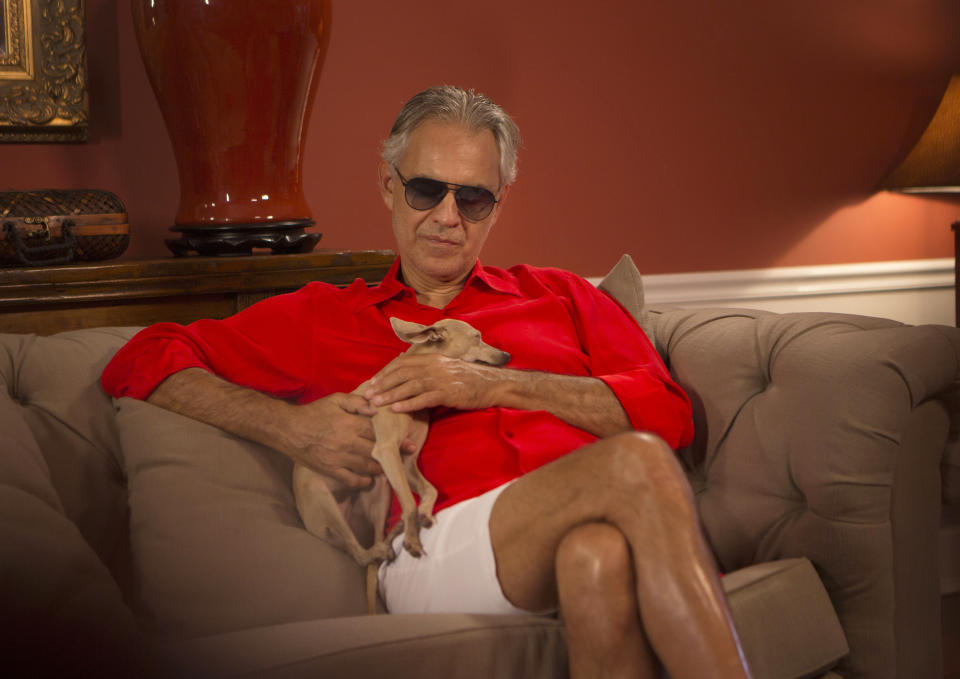 El tenor italiano Andrea Bocelli y su perrita Catarina en una fotografía del 8 de noviembre de 2018 durante una entrevista en su casa en el norte de Miami, Florida. Bocelli defendió al astro de la ópera Placido Domingo y dijo que era "absurdo” que compañías de ópera cancelaran sus presentaciones por acusaciones de acoso sexual antes de que éstas sean completamente investigadas. Tres compañías musicales han cancelado las presentaciones de Domingo por ausaciones de acoso sexual de múltiples mujeres. (Foto AP/Ellis Rua)