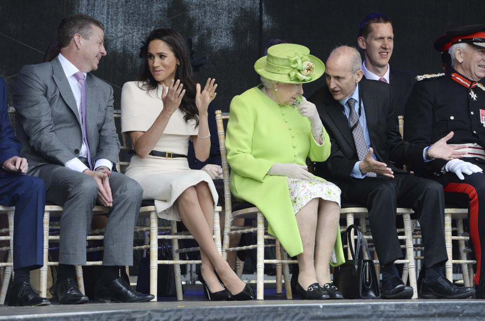 Herzogin Meghan (in einem Givenchy-Kleid) und die Queen bei einer Gedenkfeier in Cheshire am 14. Juni 2018. (Bild: KGC-375/STAR MAX/IPx/AP Photo)