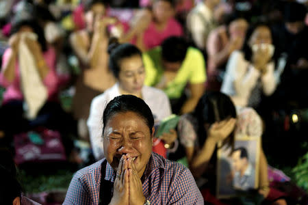 A woman cries before an announcement that Thailand's King Bhumibol Adulyadej has died, at the Siriraj hospital in Bangkok, Thailand, October 13, 2016. REUTERS/Athit Perawongmetha