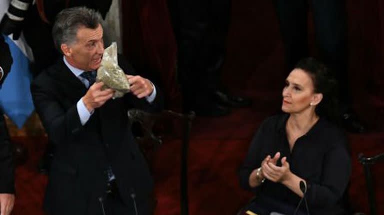 La diputada Britez interrumpió ayer el discurso de Macri para darle un paquete de yerba