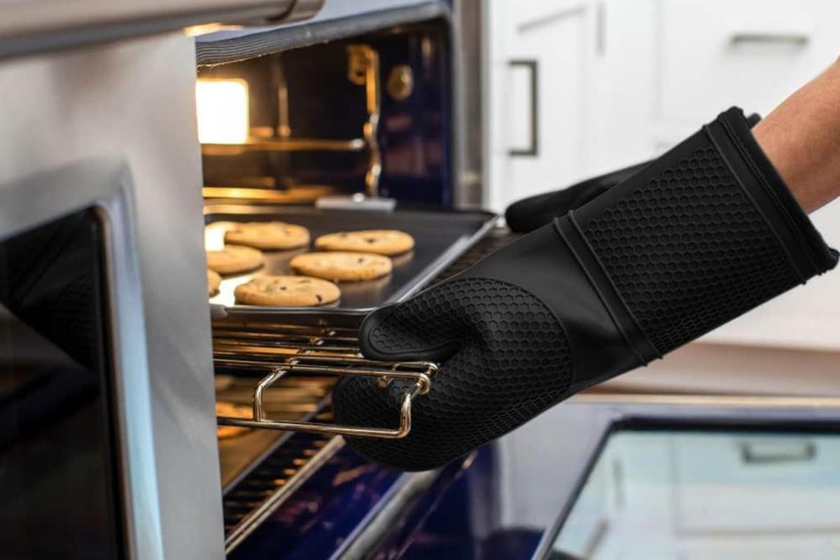 These 'Amazingly Insulated' Oven Mitts Grip 'Better Than a Lobster,' and  Right Now They're Just $18