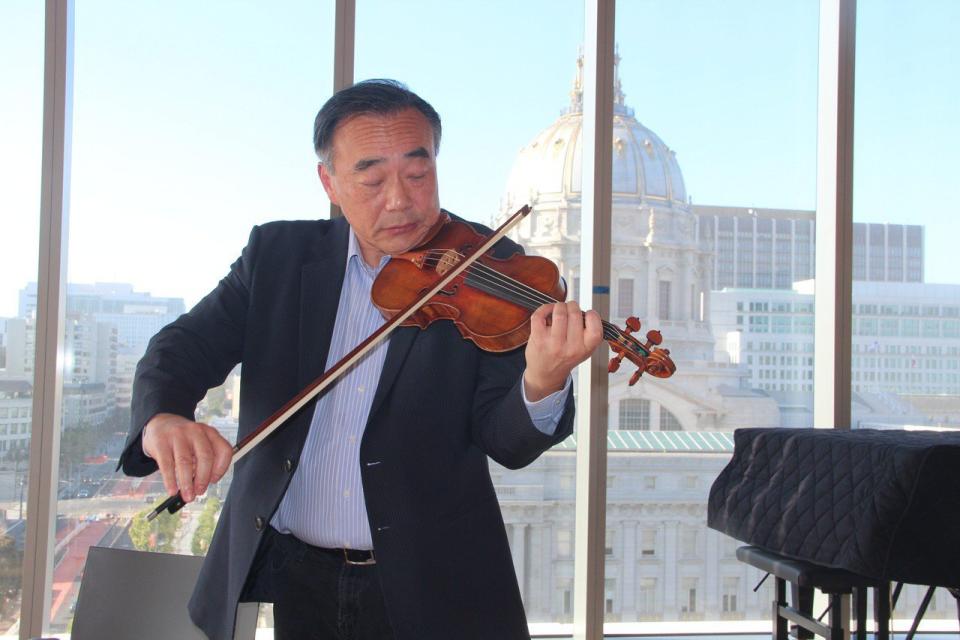 著名小提琴大師林昭亮會見灣區華文傳媒，現場演奏曲目。（記者李晗 / 攝影）