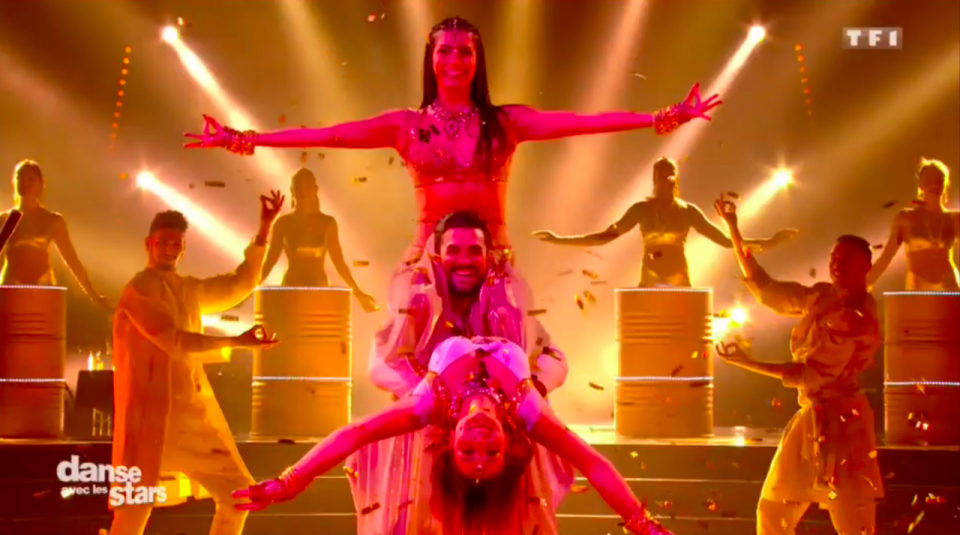 C’est à present au tour de Florent Mothe et Candice Pascal de s’élancer sur la piste. Au programme : un bollywood sur “Dola Re Dola” de Devdas, en compagnie de Priscilla Betti, finaliste de la saison 6. Et la danse, de haute qualité, a été largement approuvée par le jury. Marie-Claude Pietragalla a félicité “une danse précise et musicale” tandis que Jean-Marc Généreux trouve que “c’était synchro”, tout en validant ce trio. Pour cette performance, Florent Mothe et sa partenaire de choc obtiennent une note de 71 points (37 en artistique et 31 en technique).