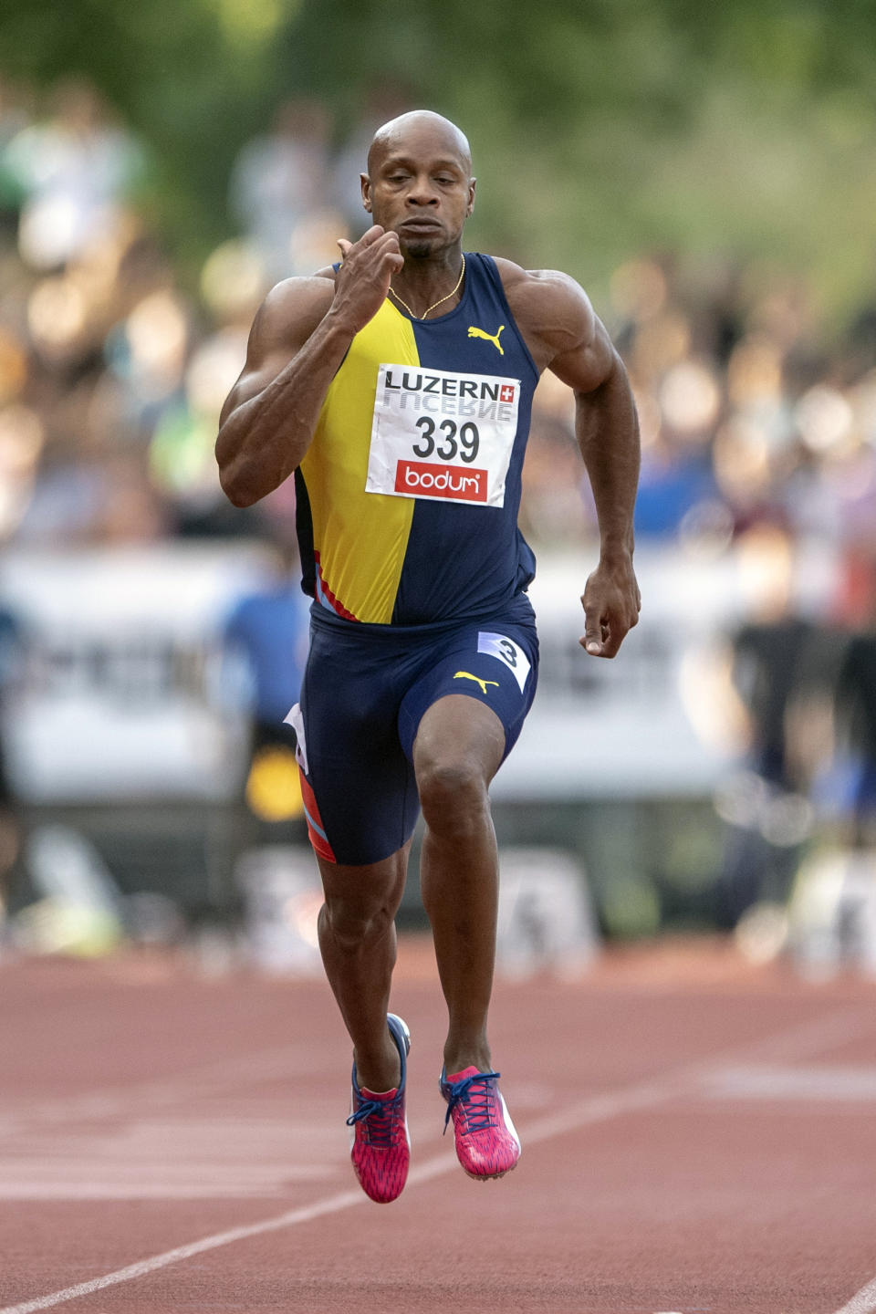 ARCHIVO - En esta foto del 9 de julio del 2019, el jamaiquino Asafa Powell compite en los 100 metros planos en un torneo internacional de atletismo en Lucerna, Suiza. Powell y el estadounidense Justin Gatlin pudieran estar más cerca de los 40 que de los 30, pero sienten que pueden competir aún con la nueva generación del atletismo. (Urs Flueeler/Keystone vía AP)