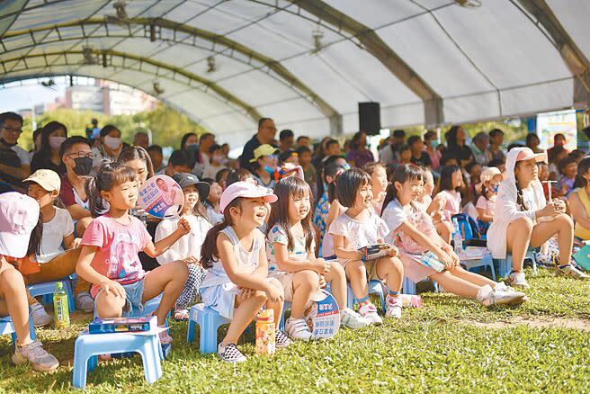 暑假進入尾聲，由新北市林口、泰山、八里區公所共同舉辦的「新北幸福038」兒童戲劇演出，27日在林口區社區運動公園圓滿閉幕，吸引逾500位親子參加。（黃敬文攝）