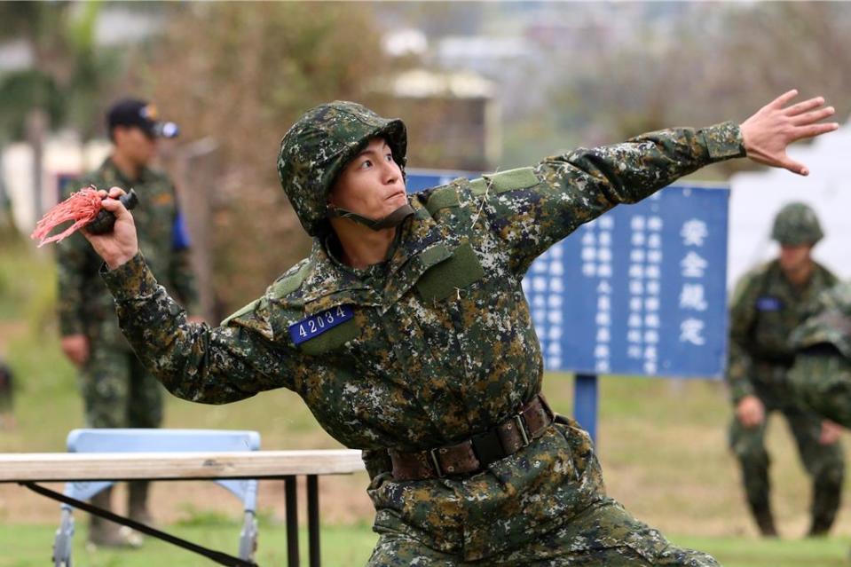 蔡英文總統赴北部地區戰備部隊勗勉，前往陸軍第206旅駐地，視察1年期義務役士兵的訓練情形，包括近戰格鬥、手榴彈投擲訓練等項目，並祝國軍官兵們新春佳節愉快。（黃世麒攝）