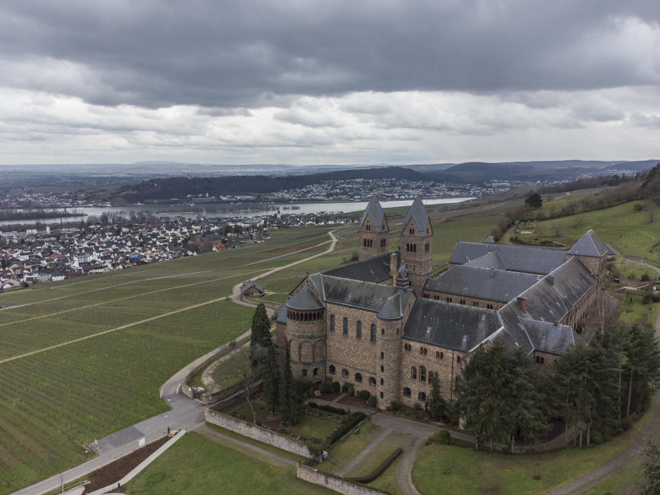 Dunkle Wolken ziehen über das Kloster Sankt Hildegard im Rheingau hinweg (Bild: Boris Roessler/dpa)