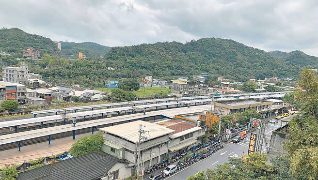 新北市捷運局18日晚間赴基隆召開公聽會，擬在基隆暖暖區八中社區一帶（圖片上方鐵道後），透過聯合開發方式設置八堵機廠。（張志康攝）