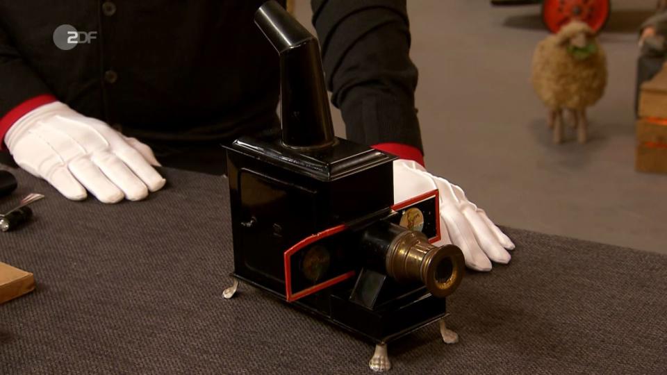 <p>Der Laterna-magica-Projektor aus der Zeit zwischen 1923 und 1933 mit Zubehör war in gutem Zustand und deshalb 150 bis 200 Euro wert. (Bild: ZDF)</p> 