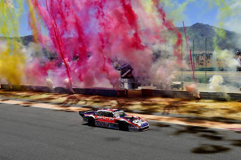 La explosión de los fuegos artificiales durante el paso del campeón Mariano Werner: con la nueva corona, Ford suma 45 campeonatos en Turismo Carretera