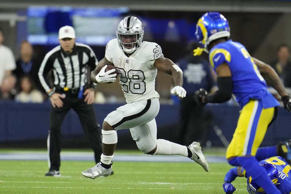 ARCHIVO - Josh Jacobs, corredor de los Raiders de Las Vegas, acarrea el balón durante el partido del 8 de diciembre de 2022, ante los Rams de Los Ángeles (AP Foto/Marcio José Sánchez, archivo)