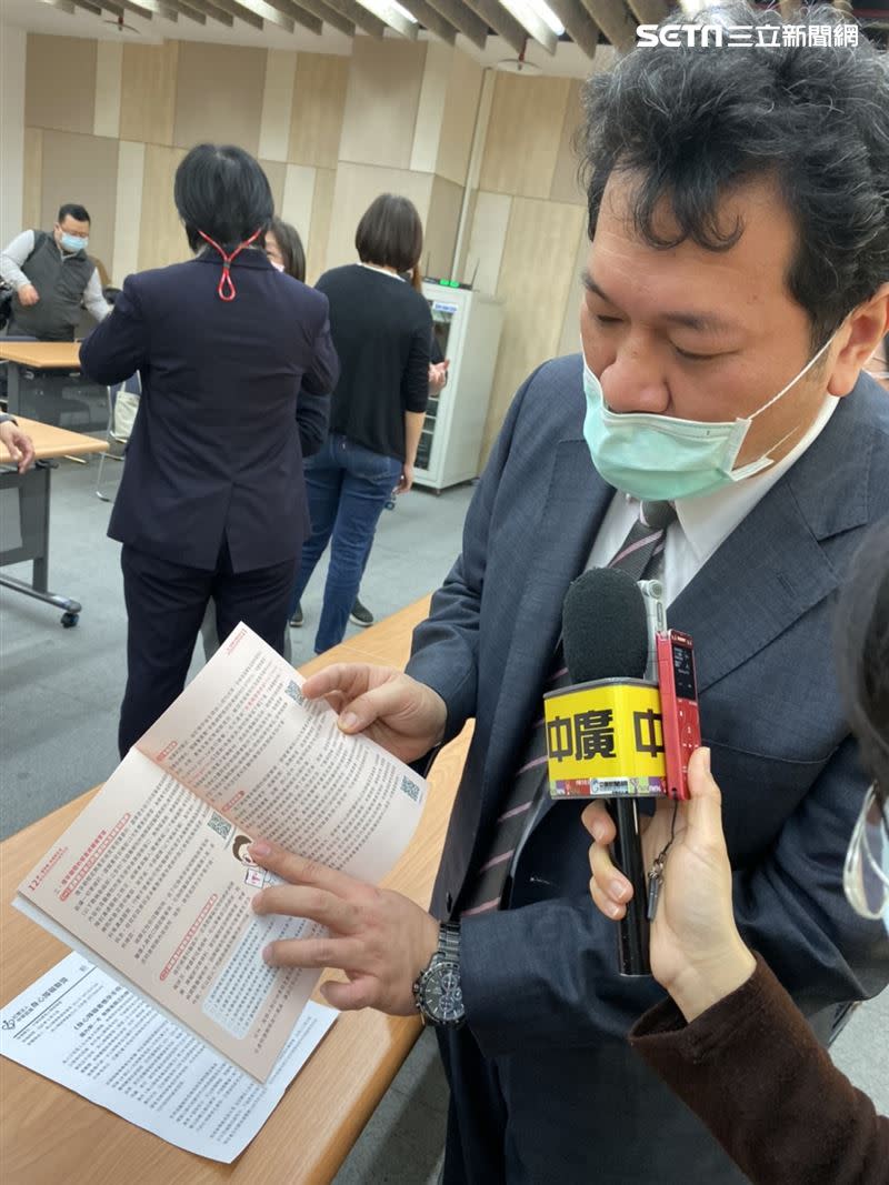 台灣婦產科醫學會秘書長黃建霈表示，該手冊分為總論篇、懷孕篇與資源篇三大類。（圖／記者簡浩正攝影）