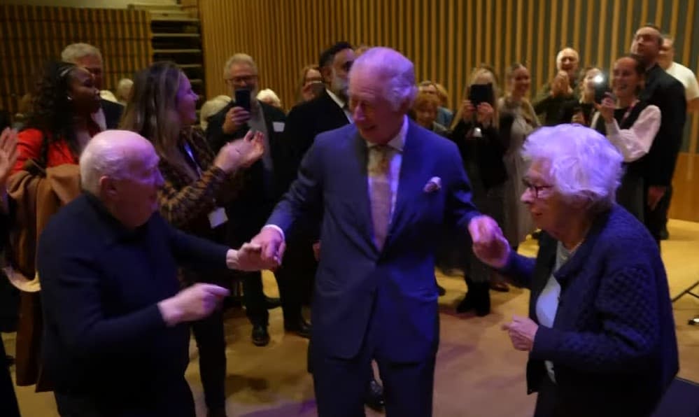 Le roi Charles III dansant avec Eva Schloss (à droite), demi-sœur d'Anne Frank et survivante de la Shoah, le 16 décembre 2022. - Capture d'écran YouTube - The Royal Family Channel