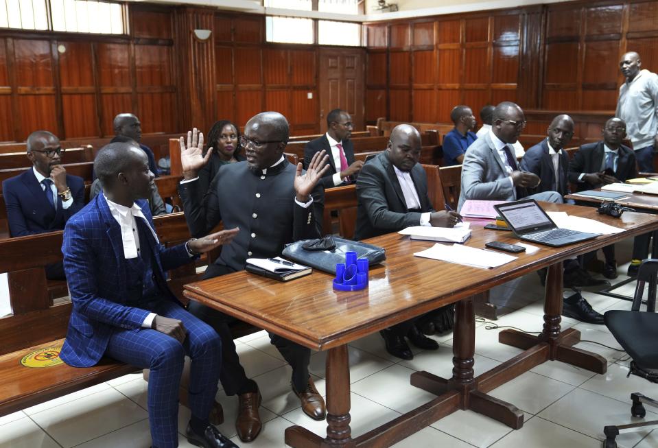 Abogados comentan entre sí luego de que el juez Chacha Mwita resolvió sobre una petición contra el envío de fuerzas policiales kenianas a Haití, el viernes 26 de enero de 2024, en la corte en Nairobi, Kenia. (AP Foto/Brian Inganga)